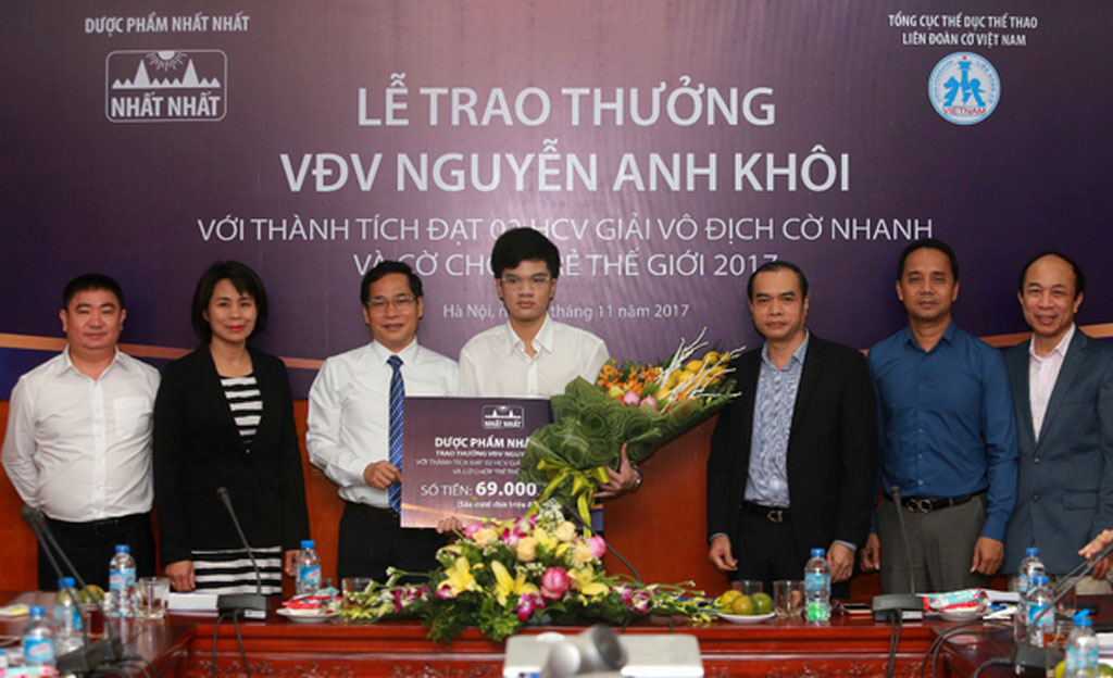 Dược phẩm Nhất Nhất trao thưởng cho kỳ thủ Nguyễn Anh Khôi